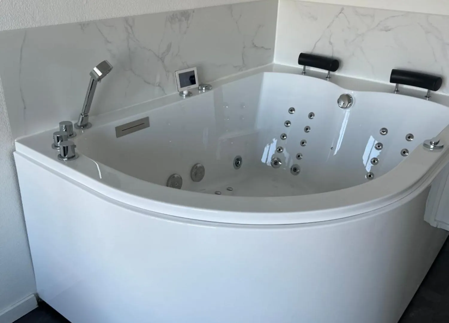 Jacuzzi & Free Parking At Andries Place Antwerpen Belgium